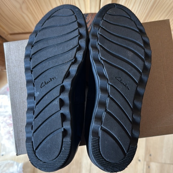 Clarks “Sharon Dolly” Navy Suede slip ons - Picture 5 of 6